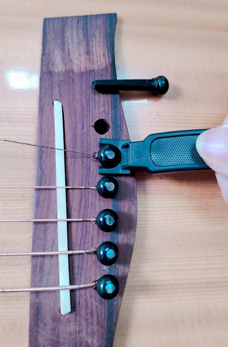 Tháo chốt đàn Guitar 1