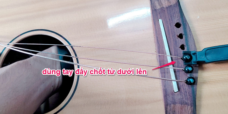 Tháo chốt đàn Guitar 2